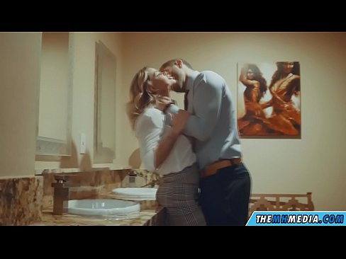 ❤️ Nuair a mheallann blonde busty tú i seomra scíthe poiblí ☑ Porn álainn linn ❌️❤